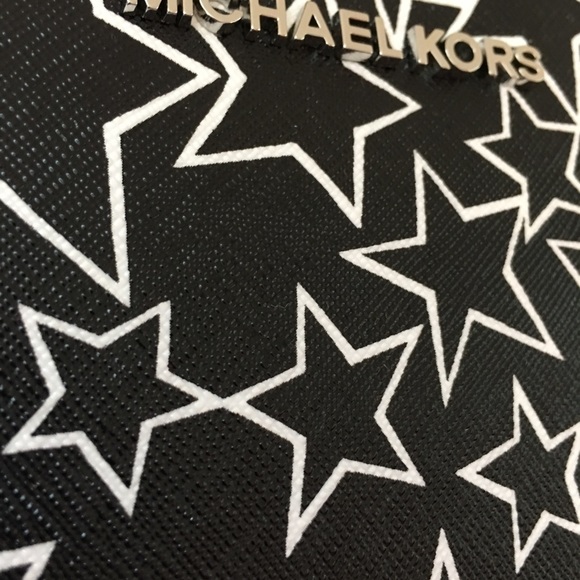 LAST ONE NWT Michael Kors Giftables LG Zip Clutch - Picture 3 of 8